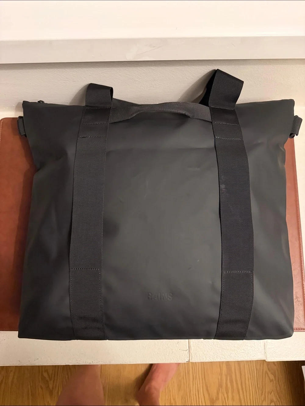 🎂SALE🎂 NWOT 🎂 RAINS 🎂 WATERPROOF TOTE BAG 🎂 BLACK 🎂 MEDIUM - Picture 2 of 8